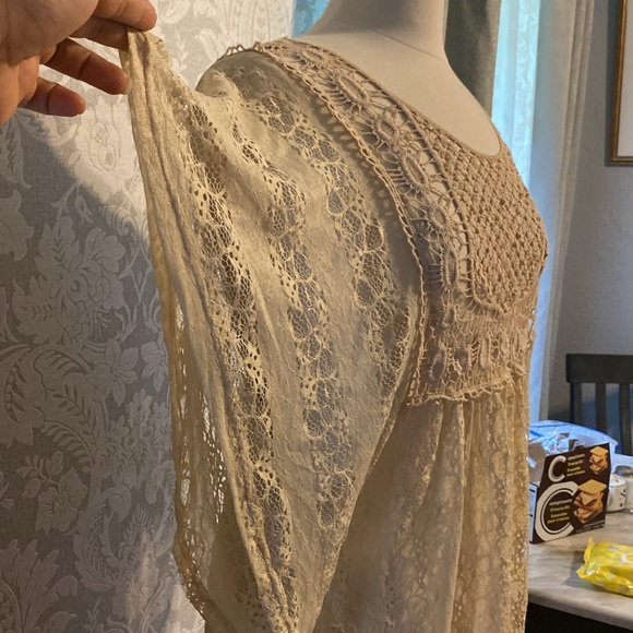 Lace top crème, beige, short sleeves, see-through, gorgeous size small - Picture 4 of 9